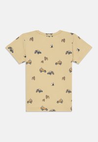 T-shirt jaune à manches courtes avec un motif multicolore de voitures, de gorilles et d'un toucan. Fabriqué en tissu de coton doux.