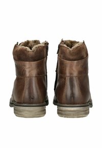 Stivali alla caviglia in pelle marrone con una morbida fodera pelosa, dotati di chiusura con zip e suola texture. Accenti cuciti arricchiscono il design.