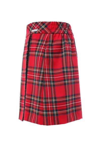 Jupe écossaise rouge avec une taille élastique, présentant un mélange de lignes noires et jaunes. Le tissu a une texture lisse avec des détails plissés.