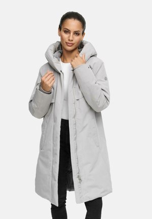Manteau long gris clair à capuche avec zip et poches avant, présentant une texture douce et un design épuré. Adapté aux temps froids.