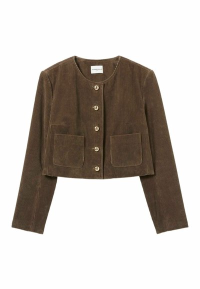 Giacca cropped in velluto a coste marrone con scollatura rotonda, maniche lunghe, chiusura frontale con bottoni e due tasche a toppa.