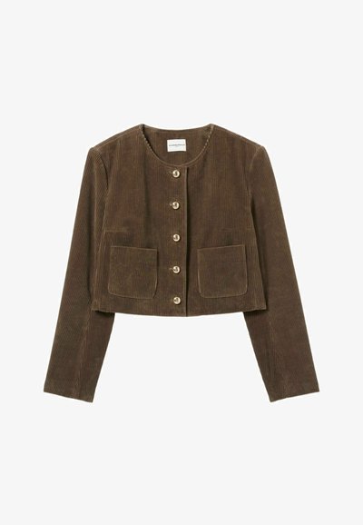 Chaqueta de terciopelo marrón recortada con escote redondo, mangas largas, cierre frontal de botones y dos bolsillos de parche.