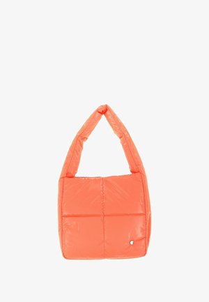 Sac à main matelassé rembourré orange avec une large bandoulière et un petit logo circulaire argenté en bas à droite.