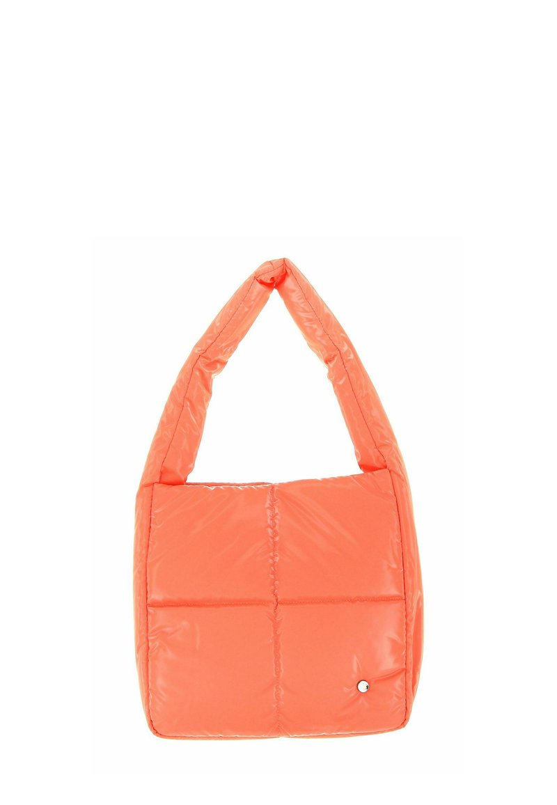 Sac à main matelassé rembourré orange avec une large bandoulière et un petit logo circulaire argenté en bas à droite.