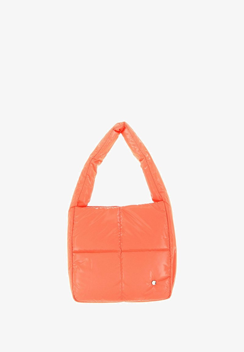Sac à main matelassé rembourré orange avec une large bandoulière et un petit logo circulaire argenté en bas à droite.