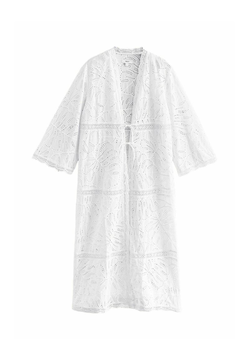 Witte kant langen kimono met uitsnijdingen in bloemmotieven, open voorkant en driekwartmouwen; zacht, lichtgewicht stof met strikdetail.