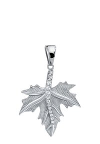 Pendentif argenté en forme de feuille avec des surfaces texturées, présentant une ligne centrale de pierres précieuses claires le long de la tige et des bords détaillés.