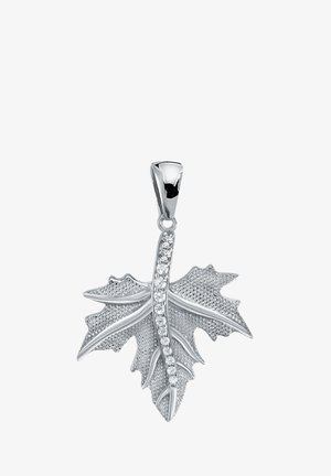 Pendentif argenté en forme de feuille avec des surfaces texturées, présentant une ligne centrale de pierres précieuses claires le long de la tige et des bords détaillés.