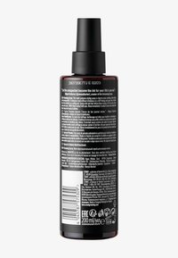 Bottiglia spray ambra scuro con tappo a pompa nero. Presenta un'etichetta testurizzata con testo bianco e argento, che elenca gli ingredienti e le istruzioni per l'uso.