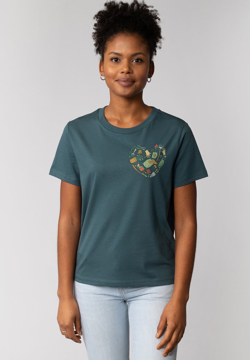 Teal katoenen t-shirt met een ronde halslijn en korte mouwen. Bevat een hartvormige graphic met verschillende natuurthema-illustraties.