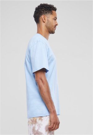 Lyseblå bomull t-skjorte med korte ermer, rund hals og en avslappet passform. Stoffet har en jevn tekstur og minimal detaljering.