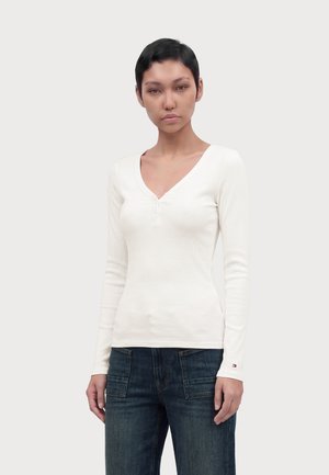 Tommy Jeans, SLIM HENLEY LONG SLEEVE TOP - Блуза с дълги ръкави - ecru