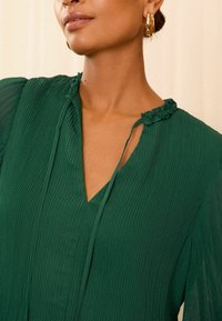 Love & Roses PLEATED V NECK FLUTE SLEEVE - Blūze - green
