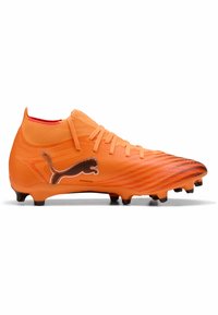 Scarpe da calcio di un vivace arancione con una tomaia testurizzata, logo Puma nero e un design a gradiente. Presentano un colletto alto e tacchetti in gomma per la trazione.