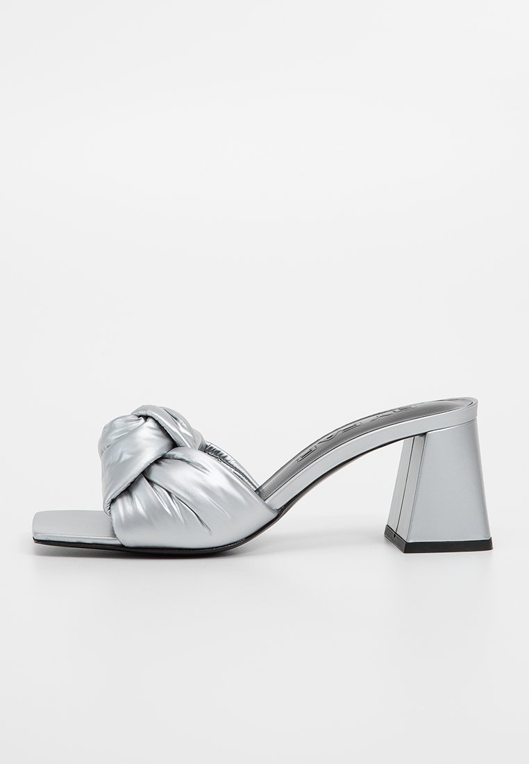 BY FAR Muiltjes met hak zilverkleurig BY FAR Muiltjes met hak zilverkleurig