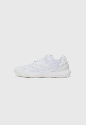 Zapatillas deportivas blancas con parte superior de malla, detalles texturizados y suela de goma. Presentan cordones y un diseño de tres franjas en el costado.