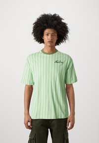 New Era PINSTRIPE TEE - Marškinėliai su spaudiniu - light green
