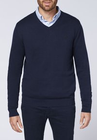Navy blauer, langärmliger V-Ausschnitt-Pullover mit geripptem Saum und Bündchen, aus einem glatten, leichten Strickmaterial mit einem kleinen Logoakzent.
