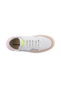 Sneaker bianca con accenti in suede beige e grigio, punta arrotondata, design perforato sulla punta, e dettagli in neon rosa e verde sul tallone.