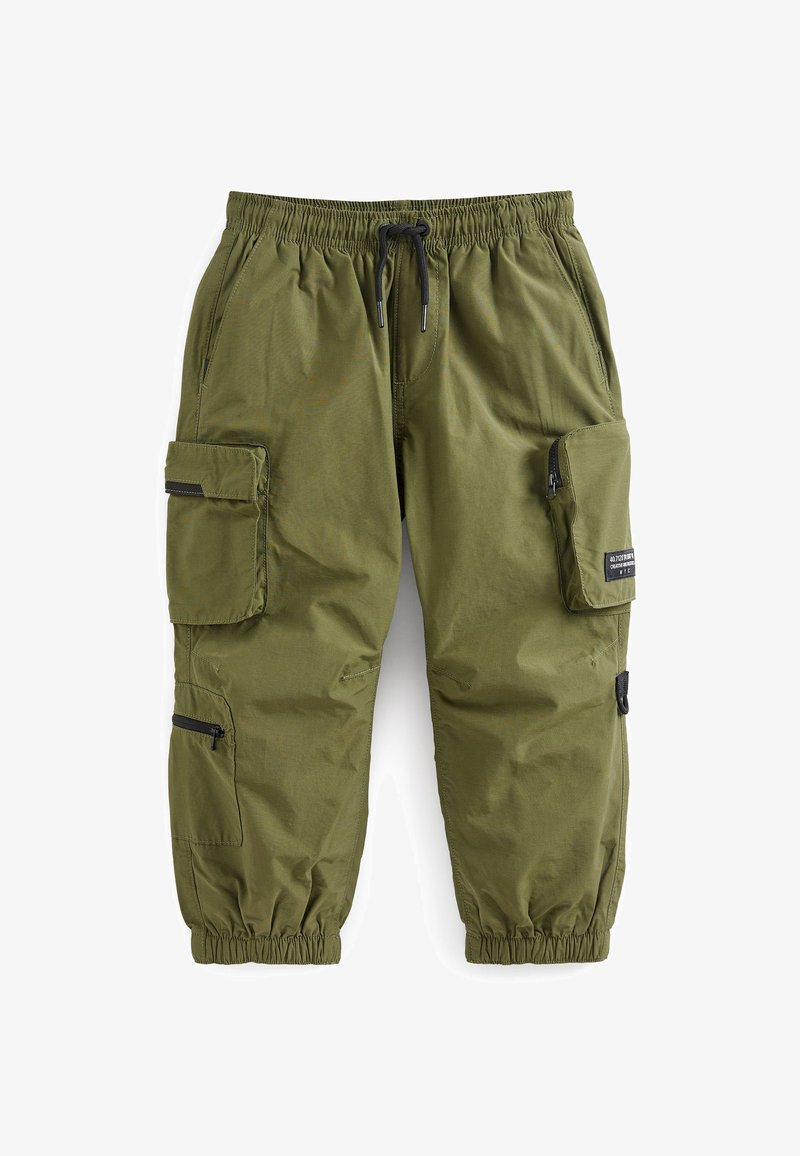 Olivgrüne Cargo-Hosen mit elastischem Bund, Kordelzug und mehreren Reißverschlusstaschen. Glatte Textur, an den Knöcheln zulaufende, breite Bündchen.