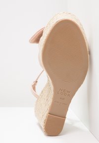Sandale espadrille à talon compensé avec semelle tressée beige, semelle en caoutchouc, bride chevillère et détail nœud, taille 4/37, fabriquée en Chine.