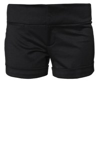 Zwarte shorts van een gladde stof, met een opgerolde zoom, een voorkantzak en een aansluitende tailleband. Eenvoudig ontwerp zonder zichtbare patronen.