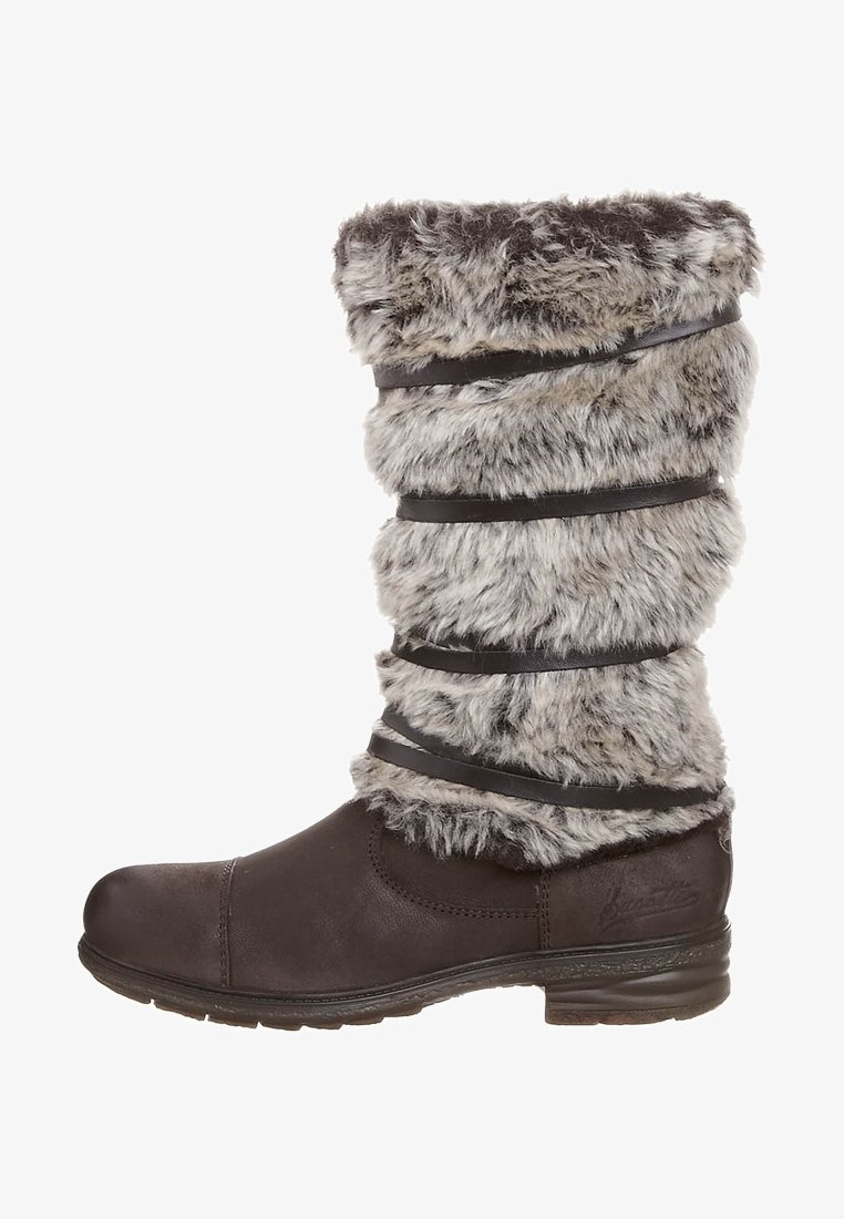 Bottines en cuir marron avec un cuissard en fausse fourrure grise, dotées de sangles tressées autour de la fourrure. Semelle plate et design à bout rond.