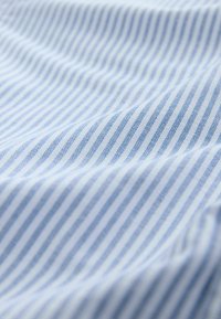 Tissu rayé bleu clair et blanc, avec une texture lisse et des lignes fines. Les rayures sont uniformément espacées, créant un motif cohérent.