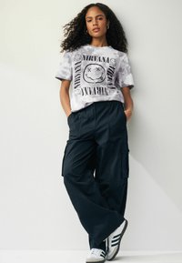 Next NIRVANA LICENSE  - T-shirt med print - grey white