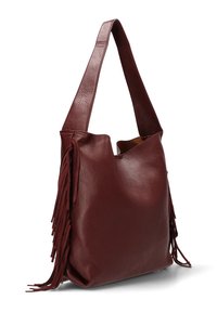 Bolso de hombro de cuero burdeos con una correa ajustable, que presenta flecos largos y texturizados en un lado y una forma suave y hundida.