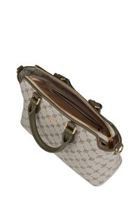 Bolso de tela gris con un patrón tejido, asas color verde oliva y herrajes dorados. El cierre de cremallera revela un interior de color marrón claro.