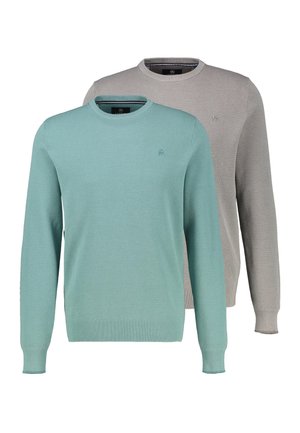 Dwa swetry z dzianiny o fakturze, jeden w jasnym odcieniu turkusowym na pierwszym planie, a drugi w jasnoszarym za nim, oba z długimi rękawami i subtelnymi logo.