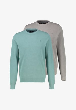 Zwei strukturierte Strickpullover mit Rundhalsausschnitt, einer vorne in helles Türkis und einer hinten in hellgrau, beide mit langen Ärmeln und dezenten Logos.