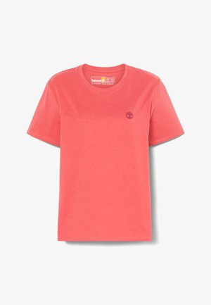 Korala bawełniana koszulka z krótkim rękawem i okrągłym dekoltem. Posiada małe purpurowe logo Timberland na lewej piersi. Gładka tekstura.