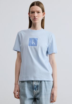 CLASSIC FIT MONOGRAM TEE - T-shirt print - breezy blue