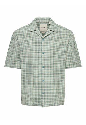 Chemise à manches courtes boutonnée avec un motif à carreaux bleu clair et blanc et un col camp.