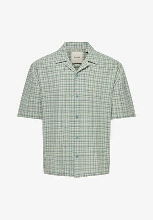 Chemise à manches courtes boutonnée avec un motif à carreaux bleu clair et blanc et un col camp.