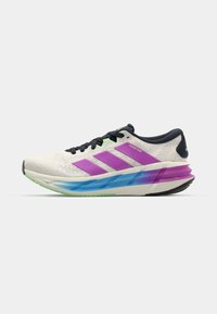 Scarpa da corsa con una parte superiore leggera di colore bianco, tre strisce viola, accenti verdi e una suola multicolore con sezioni in gomma blu e nera.