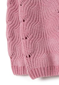 Rosa strukturiertem Stoff mit Wellenmuster, das samtige Details und gerippte Kanten aufweist. Weiches, gemütliches Material mit kleinen Ausschnitten im Design.