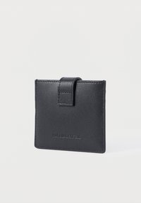 Portofel pentru carduri din piele neagră, cu o textură netedă, formă rectangulară și închidere cu capsă. Prezintă un logo embosat pe față.