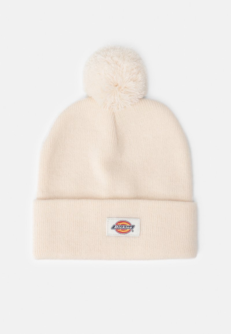 Bonnet tricoté de couleur crème avec un gros pompon sur le dessus et un revers plié ornée d'un patch logo Dickies.