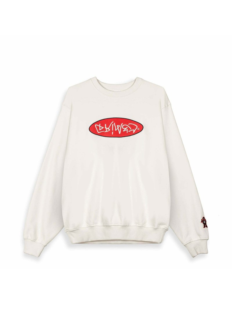 Sudadera blanca de cuello redondo con un logo ovalado rojo que presenta texto estilizado en blanco en el pecho y un pequeño oso de peluche bordado en el puño de la manga derecha.