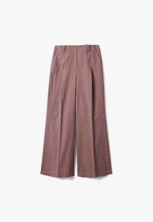 Pantalones de pierna ancha de talle alto en tono malva con trabillas para cinturón, pliegues frontales y bolsillos laterales, mostrados planos sobre fondo blanco.