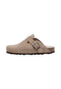 Sabots en suédine beige avec un design courbé, détail de boucle sur le côté et semelle en liège, dotés d'une semelle en caoutchouc noir texturé.