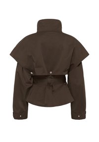 Sötétbarna rövidített dzseki magas gallérral, széles köpenyszerű átlapolással, hosszú ujjakkal és patentos gombokkal a mandzsettán és a hátsó átlapoláson.