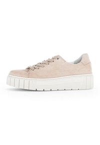 Sneakers in suede beige con una robusta suola in gomma bianca, punta tonda e design con lacci, dotati di occhielli in argento e una finitura testurizzata.