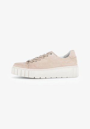 Sneakers in suede beige con una robusta suola in gomma bianca, punta tonda e design con lacci, dotati di occhielli in argento e una finitura testurizzata.