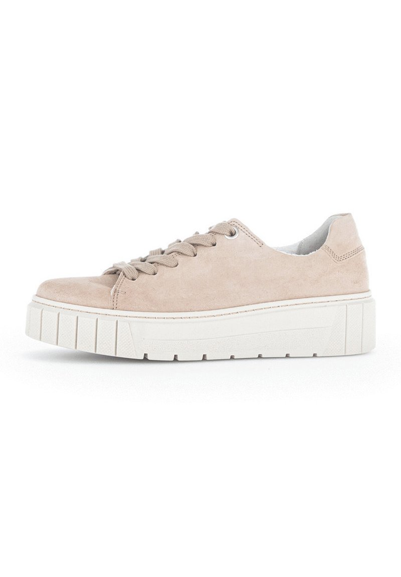 Sneakers in suede beige con una robusta suola in gomma bianca, punta tonda e design con lacci, dotati di occhielli in argento e una finitura testurizzata.