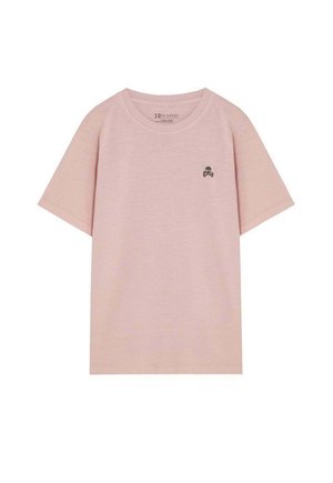 Camiseta de manga corta de color rosa claro con cuello redondo y pequeño logo negro de calavera y huesos cruzados en el lado izquierdo del pecho.