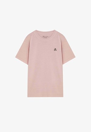 Camiseta de manga corta de color rosa claro con cuello redondo y pequeño logo negro de calavera y huesos cruzados en el lado izquierdo del pecho.